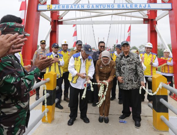 Menteri Pekerjaan Umum dan Perumahan Rakyat, PUPR, Basuki Hadimuljono,didampingi Anggota Komisi V DPR RI, H Dedi Wahidi, dan Bupati Indramayu Hj Nina Agustina meresmikan Jembatan Gantung Baleraja Kecamatan Gantar,Kabupaten Indramayu, Senin 27 November 2023.(FOTO UTOYO PRIE ACHDI)