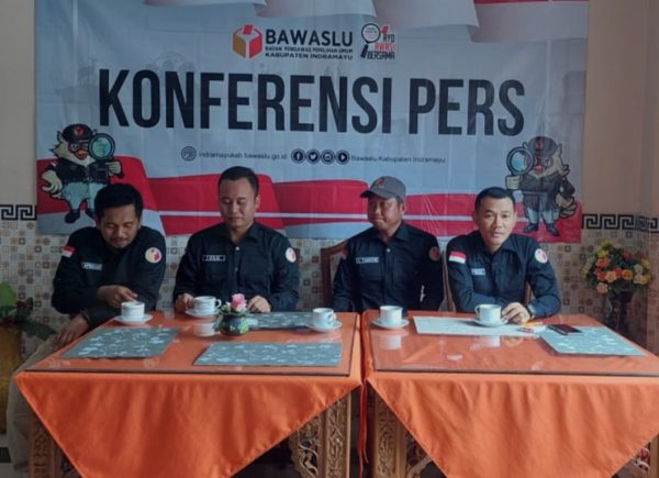 Bawaslu Indramayu menggelar konferensi pers terkait kesiapan pengfawasan Pemilu 2024, Selasa 28 November 2023. (FOTO ISTIMEWA)