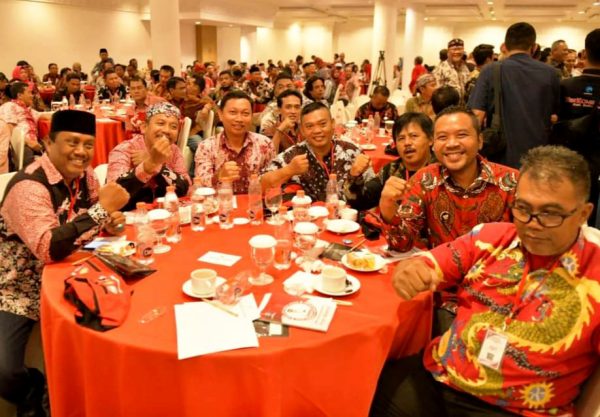 Kuwu Desa Cangkingan Kecamatan Kedokanbunder Kabupaten Indramayu, Didi Wahyudi (dua dari kanan) saat mengikuti Bimbingan Teknis Kuwu se-Kabupaten Indramayu, Jum'at 24 November lalu, di Yogyakarta.(FOTO DISKOMINFO INDRAMAYU)