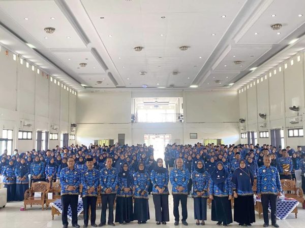 Plt Kepala Badan Kepegawaian dan Pengembangan Sumber Daya Manusia (BKPSDM) Kabupaten Indramayu, dr Deden Bonni Koswara bersama tenaga PPPK usai penyerahan dokumen perjanjian kontrak, Rabu 29 November 2023.(FOTO DISKOMINFO INDRAMAYU)