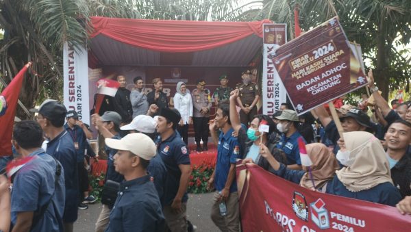 Bupati Indramayu Nina Agustina bersama Ketua KPU Indramayu Masykur dan unsur Forkopimda melepas Kirab Pemilu 2024, Rabu 22 November 2023