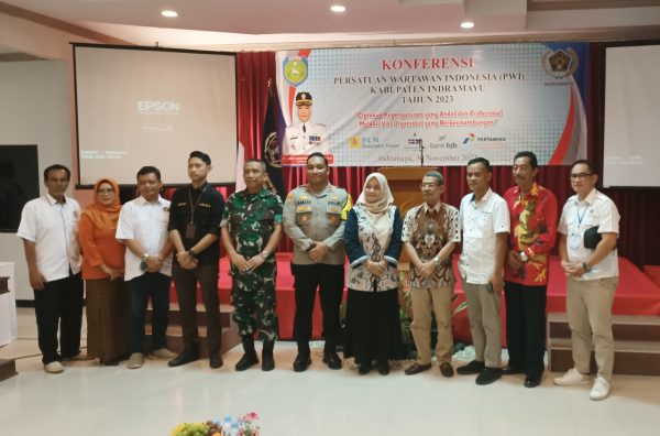 Konferwil PWIIndramayu kembali menetapkan Dedi S Musashi sebagai Ketua PWI Indramayu 2023-2026, Kamis 30 November 2023. (FOTO UTOYO PRIE ACHDI)