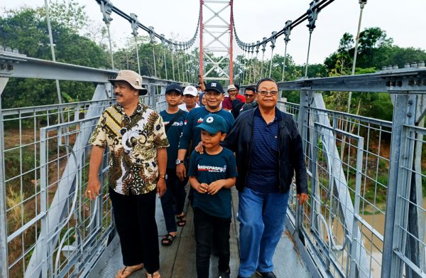 Anggota Komisi V DPR RI, H Dedi Wahidi, saat menguynjungi Jembatan Gantung Baleraja Kecamatan Gantar Kabupaten Indramayu, belum lama ini.(FOTO UTOYO PRIE ACHDI)