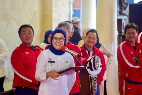 Bupati Indramayu Hj Nina Agustina menyerahkan bonus senilai Rp10,5 miliar bagi atlet,pelatih, dan manajer cabor, Rabu 6 Desember 2023