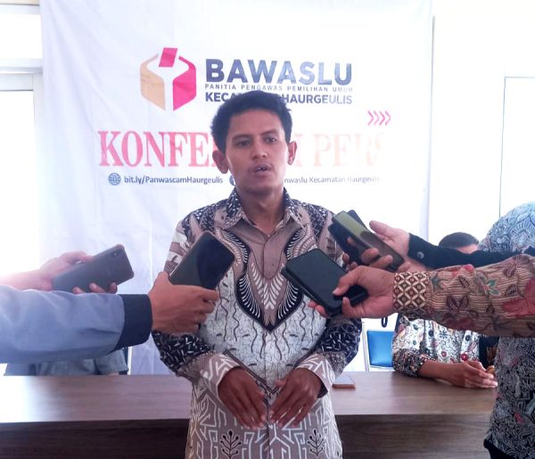 Ketua Panwaslu Kecamatan Haurgaeulis Kabupaten Indramayu, Ilham Gunawan, saat memberikan keterangan pers, Rabu 6 Desember 2023.(FOTO ISTIMEWA) 