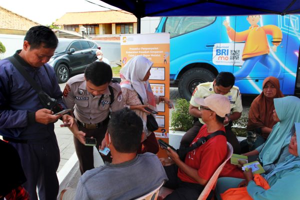 Nasabah BPR KR Indramayu memadati kantor BRI Cabang Indramayu guna mencairkan simpanan mereka setelah BPR tersebut dilikuidasi. (FOTO UTOYO PRIE ACHDI)