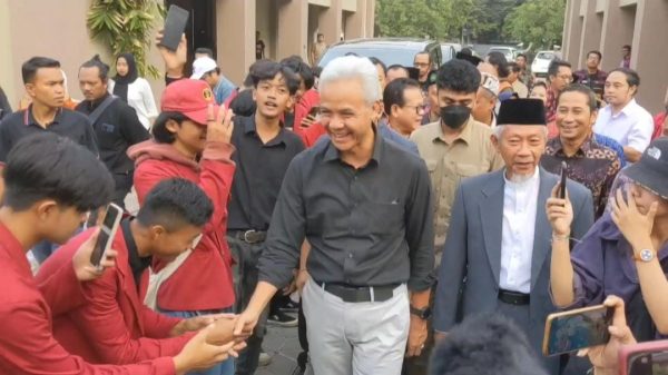 Capres Ganjar Pranowo saat melakukan kunjungan ke Kota Cirebon, Jum'at 8 Desember 2023.(FOTO ISTIMEWA)