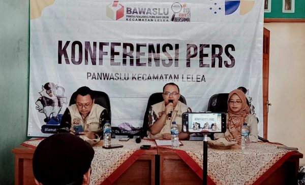 Panwaslu Kecamatan Lelea Kabupaten Indramayu, Jawa Barat menggelar konferensi pers,Kamis 14 Desember 2023.(FOTO UTOYO PRIE ACHDI)