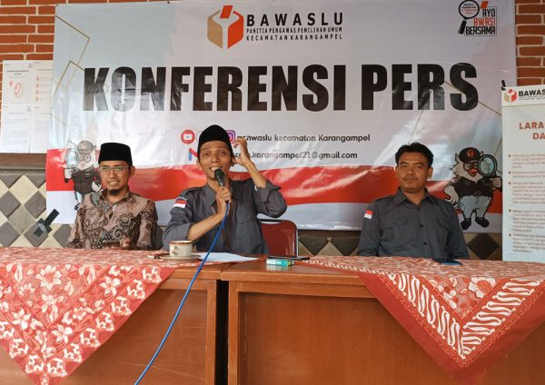 Panwaslu Kecamatan Karangampel Kabupaten Indramayu menggelar komferensi pers terkait pengawasan selama masa kampanye Pemilu 2024, Senin 18 Desember 2023. (FOTO UTOYO PRIE ACHDI)