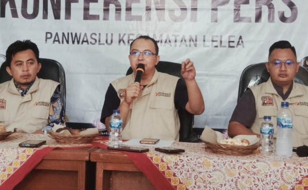 Panwaslu Kecamatan Lelea Kabupaten Indramayu,memberikan keterangan terkait persiapan pengawasan pendistribusian logistik pemilu 2024, Sabtu 16 Desember 2023.(FOTO ISTIMEWA)