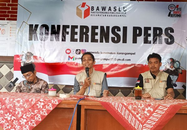 Ketua Panwaslu Kecamatan Karangampel Kabupaten Indramayu, Aan Royco,didampingi Syaekhu dan Rahman saat menggelar konferensi pers terkait pengawasan logistik Pemilu 2024.(FOTO UTOYO PRIE ACHDI) 