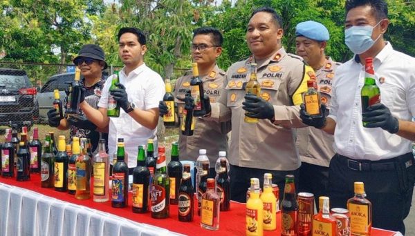 Polres Indramayu, Jawa Barat musnahkan belasan ribu botol minuman keras, Kamis 21 Desember 2023.(UTOYO PRIE ACHDI)