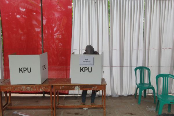 Warga Indramayu menggunakan hak suaranya saat pemilu 2019 lalu. (FOTO ILUSTRASI UTOYO PRIE ACHDI)