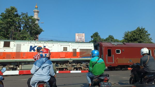 PT Kereta Api Indonesia (KAI) Daop 3 Cirebon menyediakan 74.390 tempat duduk selama masa angkutan Natal dan Tahun Baru 2024 keberangkatan dari Stasiun wilayah Daop 3 Cirebon dengan tujuan Jakarta, Jawa Tengah, Jawa Timur dan Jember. (FOTO UTOYO PRIE ACHDI)