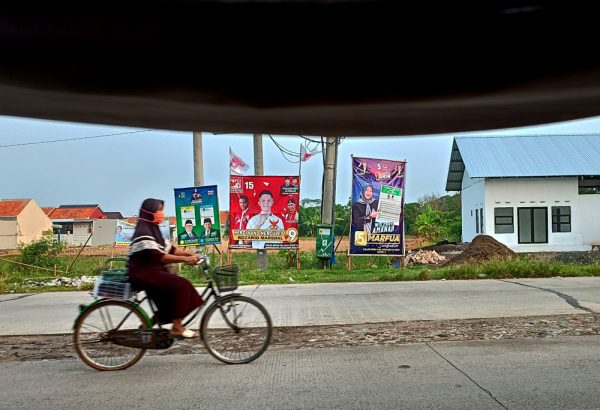 Sejumlah baliho calon anggota legislatif terpasang di sisi jalan depan Pasar Karangampel Kabupaten Indramayu.  Pada Pemilu 2024, ada 206 calon  anggota DPRD Indramayu dari kalangan perempuan.(FOTO UTOYO PRIE ACHDI)