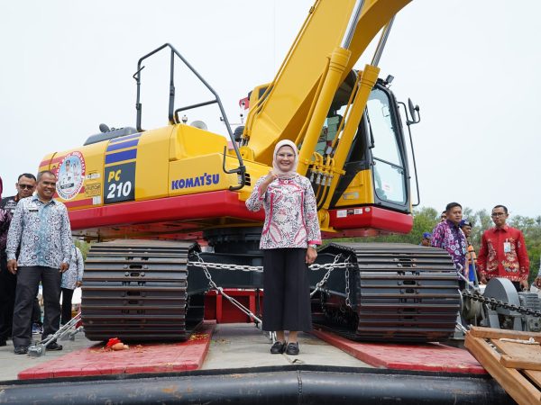 Bupati Indramayu, Nina Agustina, menyerahkan kapal keruk Bermartabat senilai Rp15 miliar di muara Karangsong Indramayu,Kamis 28 Desember 2023. (ISTIMEWA)