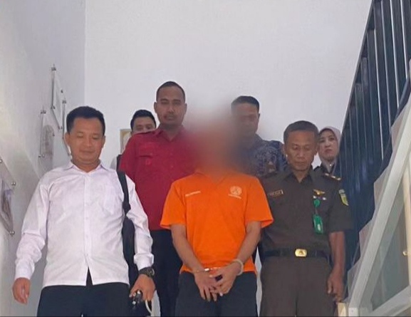 Seorang kuwu di ndramayu,Jawa Barat, DG diseret ke meja hijau karena diduga korupsi 