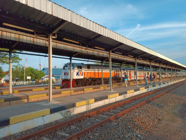 Suasana di Stasiun Jatibarang Kabupaten Indramayu. Akibat tanah longsor di Banyumas, Jawa Tengah, Senin 4 Desember 2023, penumpang kereta api dari Cirebon tujuan Purwokerto dialihkan menggunakan bus yang disediakan PT KAI. (FOTO UTOYO PRIE ACHDI)