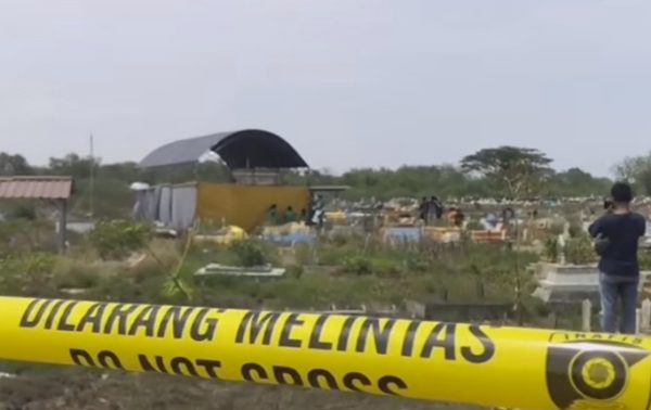 Suasana autopsi jenazah ibu dan bayi yang meninggal diduga akibat malpraktik, dilakukan di TPU Kertawinangun Kecamatan Kandanghaur Kabupaten Indramayu, Selasa 2 Januari 2024