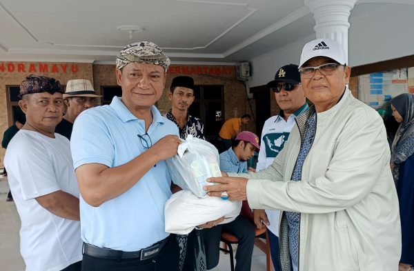 Anggota DPR RI Fraksi PKB, H Dedi Wahidi,menyerahkan bantuan bagi korban puting beliung kepada  Kuwu Desa Juntinyuat Kecamatan Juntinyuat,Kabupaten Indramayu, Jum'at 5 Januari 2024.(UTOYO PRIE ACHDI) 