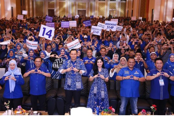 Ketua Umum  DPP Partai Demokrat, Agus Harimurti Yudhoyono (AHY) disambut hangat dan meriah saat tiba di Kota Cirebon, Senin 8 Januari 2024