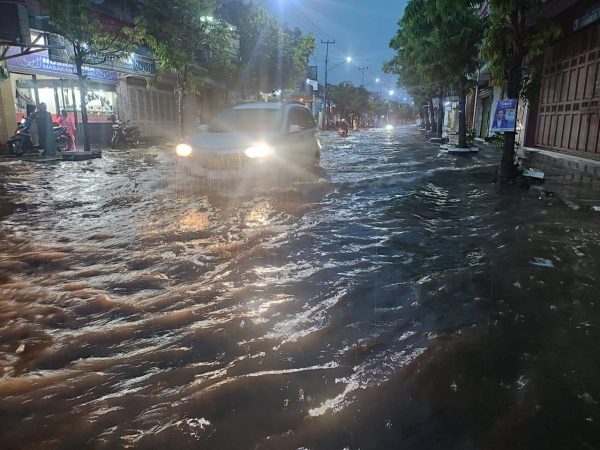 Jalan Letjend Suprapto Indramayu terendam banjir akibat curah hujan yang cukup deras, Kamis 11 Januari 2024  sore. (UTOYO PRIE ACHDI) 