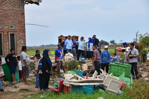 Anggota DPR RI, Dr HE Herman Khaeron bersama dr Hj Ratnawati MKKK mengunjungi korban puting beliung Desa Dadap Kecamatan Juntinyuat,Kabupaten Indramayu, dana memberikan bantuan, Rabu 10 Januari 2024.(UTOYO PRIE ACHDI)