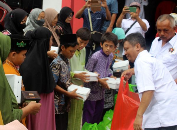 Ketua PWI Indramayu, Dedi S Musashi,menyerahkan santunan kepada anaak-anak yatim dan dhuafa.Rabu 10 Januari 2024