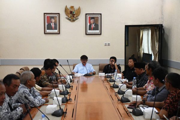 Ketua DPRD Indramayu, H Syaefudin, menerima audensi para petani terkait pupuk subsidi.(UTOYO PRIE ACHDI)