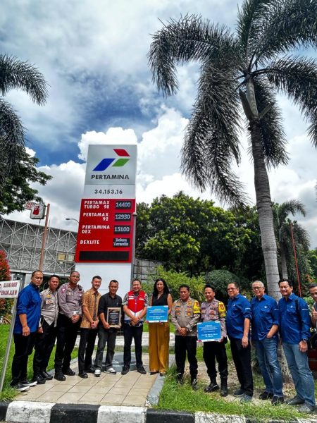 Pertamina Patra Niaga Rrgional Jawa Bagian Barat (JBB) memberikan penghargaan kepada petugas SPBU di Tangerang, yang berhasil menggagalkan penyelewengan BBM subsidi.