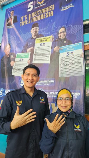 Caleg DPRD Provinsi Jawa Barat, Hj Sri Wahyuni Utami, bersama Ketua DPD Partai Nasdem Indramayu, Lucky Hakim.(UTOYO PRIE ACHDI) 