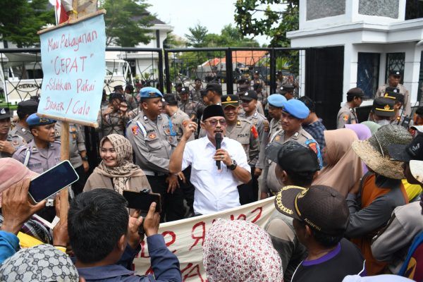 Ketua DPRD Indramayu, H Syaefudin,menerima unjuk rasa yang dilakukan massa nelayan di depan Gedung DPRD Indramayu, Senin 22 Januari 2024.(UTOYO PRIE ACHDI)