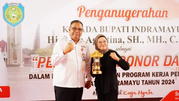 Bupati Indramayu, Hj Nina Agustina menerima penghargaan sebagai Tokoh Penggerak Donor Darah dari PMI Jawa Barat, Selasa 23 Januari 2024.