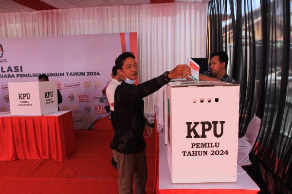 Salah seorang pemilih memasukkan surat suara ke dalam kotak suara. dalam Simulasi Pemungutan dan Penghitungan Suara yang digelar KPU Indramayu, Rabu 24 Januari 2024 