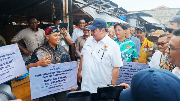 Menteri Koordinator Bidang Perekonomian RI, Airlangga Hartarto, mengunjungi Tempat Pelalangan Ikan (TPI) Eretan Kulon Kecamatan Kandanghaur,Kabupaten Indramayu, Jawa Barat, dan menyalurkan Kredit Usaha Rakyat (KUR) bagi nelayan setempat, Rabu 24 Januari 2024. (FOTO UTOYO PRIE ACHDI)