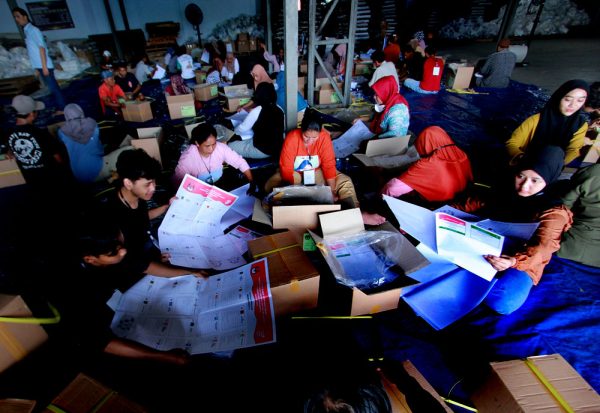 Suasana sortir dan lipat surart suara Pemilu 2024 di gudang logistik KPU Indramayu, di Widasari Kabupaten Indramayu. (FOTO UTOYO PRIE ACHDI)