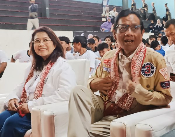 Mahfud MD saat melakukan kunjungan ke Indramayu, Senin 8 Januari 2024. (UTOYO PRIE ACHDI)