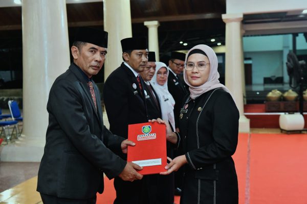Dadang Oce Iskandar yang semula menjabat Kepala Pelaksana Badan Penanggulangan Bencana Daerah (BPBD) kini menjabat Kepala Dinas Penanaman Modal Pelayanan Terpadu Satu Pintu (DPMPTSP).
(UTOYO PRIE ACHDI)