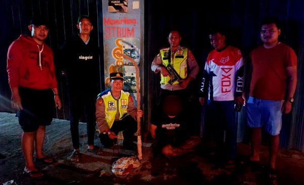 Seorang remaja berusia 16 tahun diamankan polisi, karena kedapatan membawa senjata parang dan hendak tawuran, Minggu 4 Februari 2024 pagi. (HUMAS POLRES INDRAMAYU)