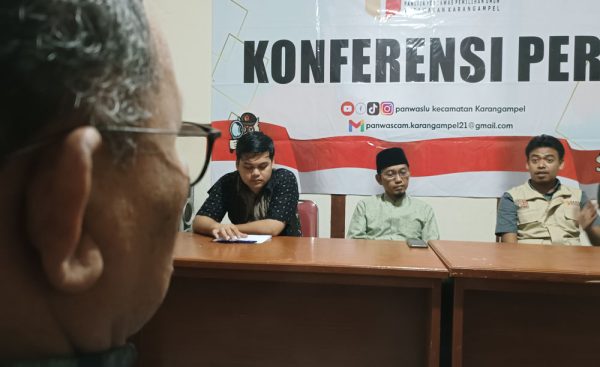 Panwaslu Kecamatan Karangampel Kabupaten Indramayu menggelar KOnferensi Pers terkait pengawasan kampanye Pemilu 2024, Sabtu 3 Februari 2024. (FOTO UTOYO PRIE ACHDI)