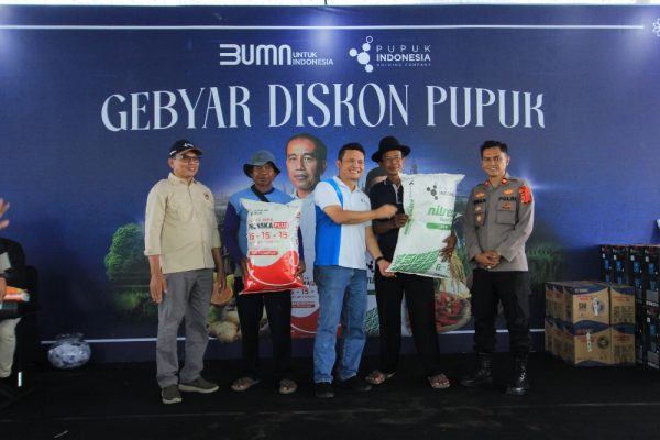 Direktur Operasi dan Produksi PT Pupuk Kujang Cikampek (PKC), Robert Sarjaka, saat launching Gebyar Diskon Pupuk di Indramayu, Rabu 7 Februari 2024.(FOTO UTOYO PRIE ACHDI)