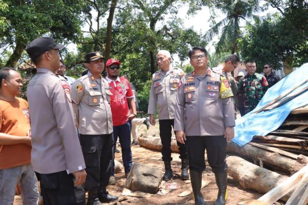 Kapolres Indramayu mengecek sejumlah Tempat Pemungutan Suara (TPS) yang dianggap rawan bencana alam dan rawan gangguan kamtibmas, guna dilakukan lamngkah antisipasi agar Pemilu 2024 berjalan aman dan damai.