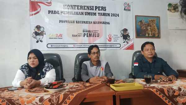 Panwaslu Kecamatan Krangkeng Kabpaten Indramayu menggelar konferensi pers terkait pengawasan logistik pemilu 2024, Rabu 7 Februari 2024. (FOTO UTOYO PRIE ACHDI)