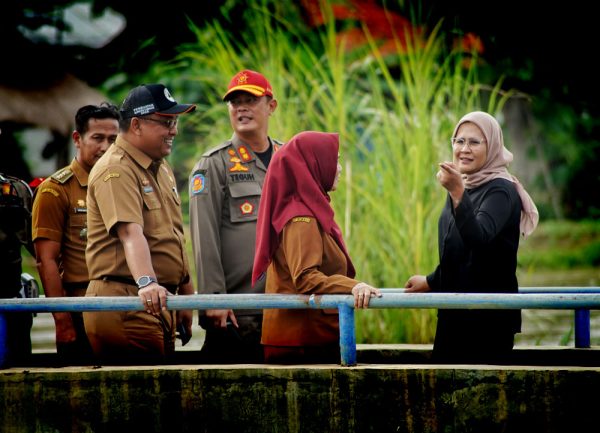 Bupati Indramayu, Hj Nina Agustina bersama sejumlah pejabat terkait, meninjau pintu air Bojongsari yang airnya meluap, Senin 12 Februari 2024