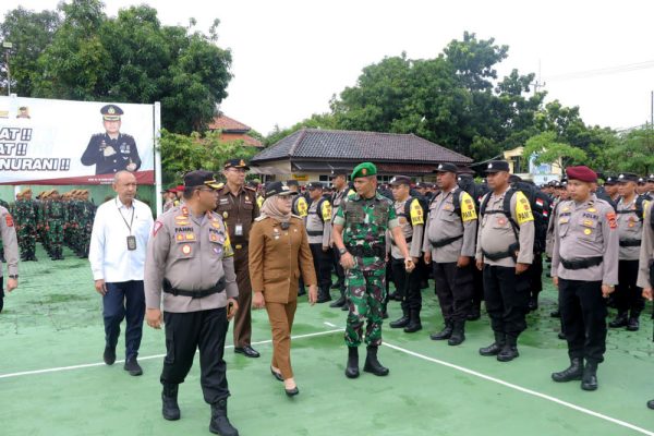 Bupati Indramayu Hj Nina Agustina bersama Kapolres AKBP M Fahri Siregar dan unsur Forkopimda  lainnya memantau kesiapan pasukan pengamanan Pemilu 2024, Senin 12 Februari 2024 di Mapolres Indramayu