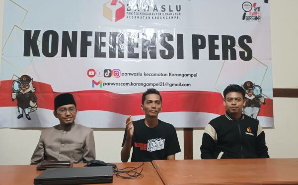 Panwaslu Karangampel menggelar konferensi pers terkait pengawasan masa tenang Pemilu 2024, Selasa 13 Februari 2024.