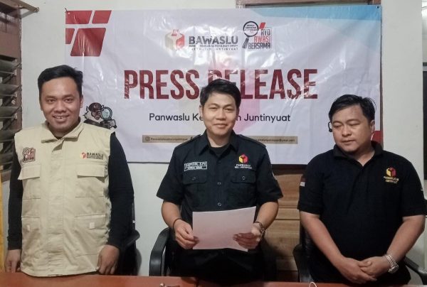 Panwaslu Kecamatan Juntinyuat Kabupaten Indramayu menggelar konferensi pers terkait pengawasan masa kampanye Pemilu 2024, Selasa 13 Februari 2024