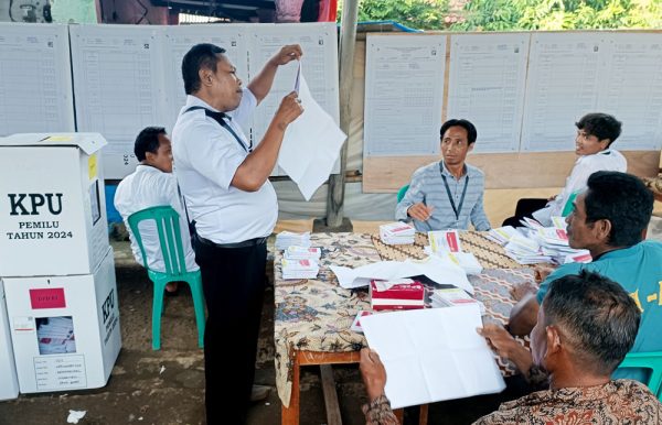 Proses penghitungan suara di salah satu TPS di Kabupaten Indramayu, Jawa Barat