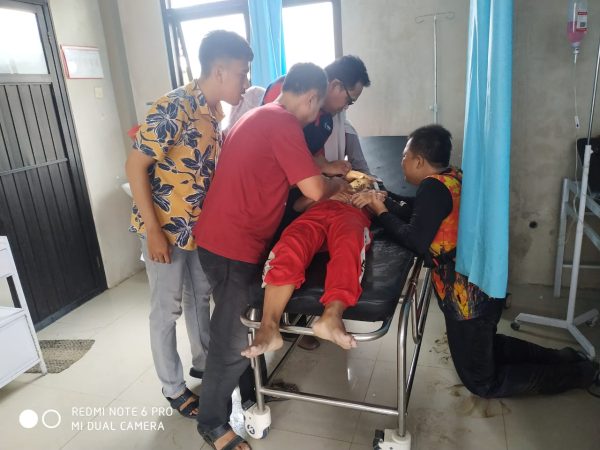 Tiga siswi SD Negeri Lajer 1, Kecamatan Tukdana Kabupaten Indramayu, Jawa Barat tewas tenggelam di Sungai Penarikan, Sabtu 17 Februari 2024. Salah seorang korban saat berhasil dievakuasi. (FOTO ISTIMEWA)