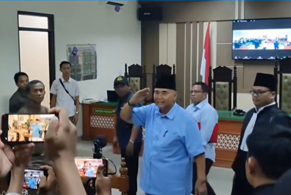 Pimpinan Ma’had  Al Zaytun Indramayu,  Panji Gumilang , dituntut hukuman 1 tahun 6 bulan penjara, terkait kasus penodaan agama. Pemilik nama lengkap Abdussalam Panji Gumilang alias AS Panji Gumilang  dianggap melanggar pasal 156 KUHP tentang penodaan agama. Tuntutan itu disampaikan jaksa penuntut umum (JPU), dalam persidangan yang digelar di Pengadian Negeri (PN) Indramayu, Kamis 22 Februari 2024.(ISTIMEWA)